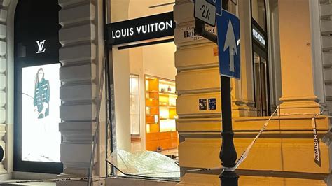 Exkluzív fotók az Andrássy úti Louis Vuitton üzlet kirablásáról 